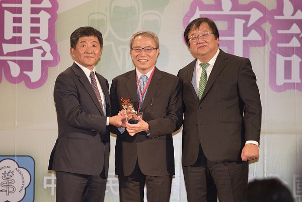 器官移植中心鄭隆賓院長 肝移植成就輝煌 榮獲醫療典範獎 器官移植中心鄭隆賓院長 肝移植成就輝煌 榮獲醫療典範獎